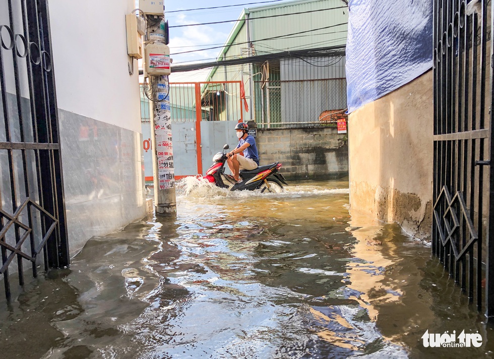 Trời không mưa, triều cường không cao, đường ở TP Thủ Đức vẫn ngập cả mét - Ảnh 9.