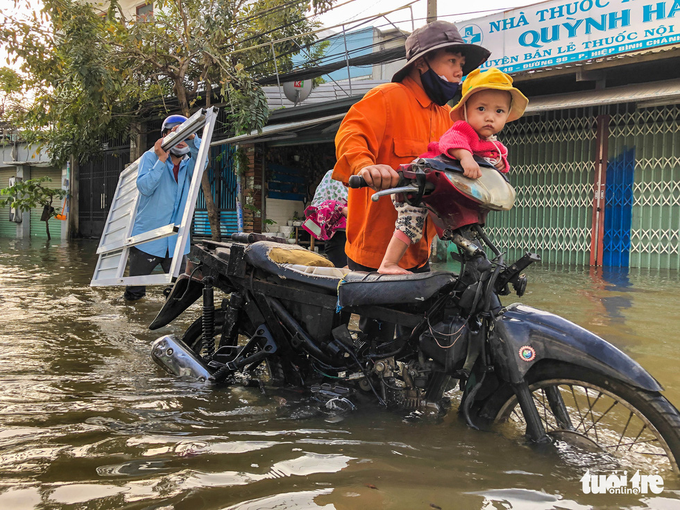 Trời không mưa, triều cường không cao, đường ở Thủ Đức vẫn ngập cả mét - Ảnh 6.