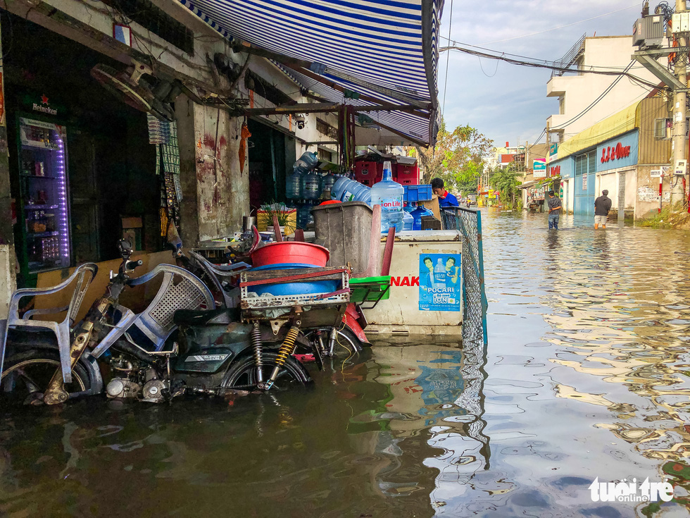 Trời không mưa, triều cường không cao, đường ở TP Thủ Đức vẫn ngập cả mét - Ảnh 12.