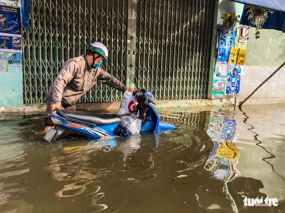 Trời không mưa, triều cường không cao, đường ở TP Thủ Đức vẫn ngập cả mét - Ảnh 2.