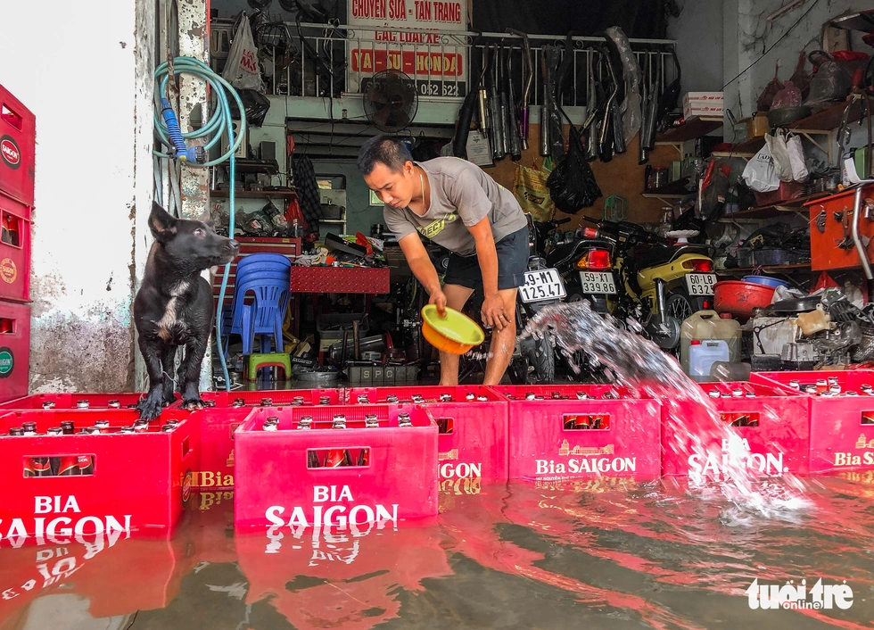 Trời không mưa, triều cường không cao, đường ở TP Thủ Đức vẫn ngập cả mét - Ảnh 11.