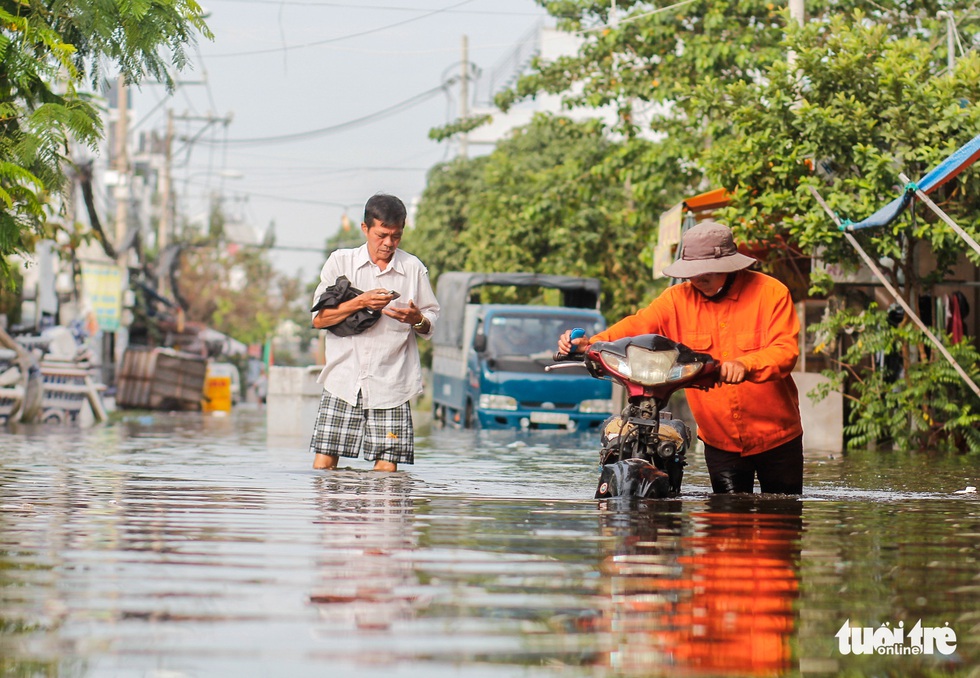 Trời không mưa, triều cường không cao, đường ở TP Thủ Đức vẫn ngập cả mét - Ảnh 10.