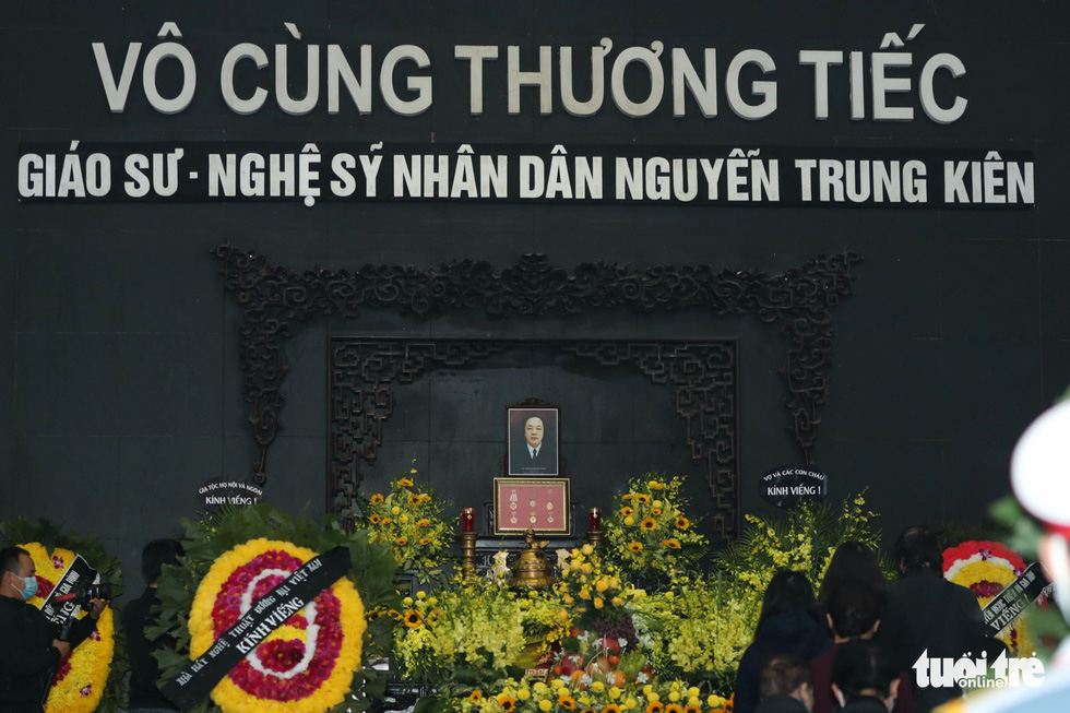 Xúc động tang lễ NSND Trung Kiên, gia đình từ chối nhận vòng hoa và phúng điếu - Ảnh 1.