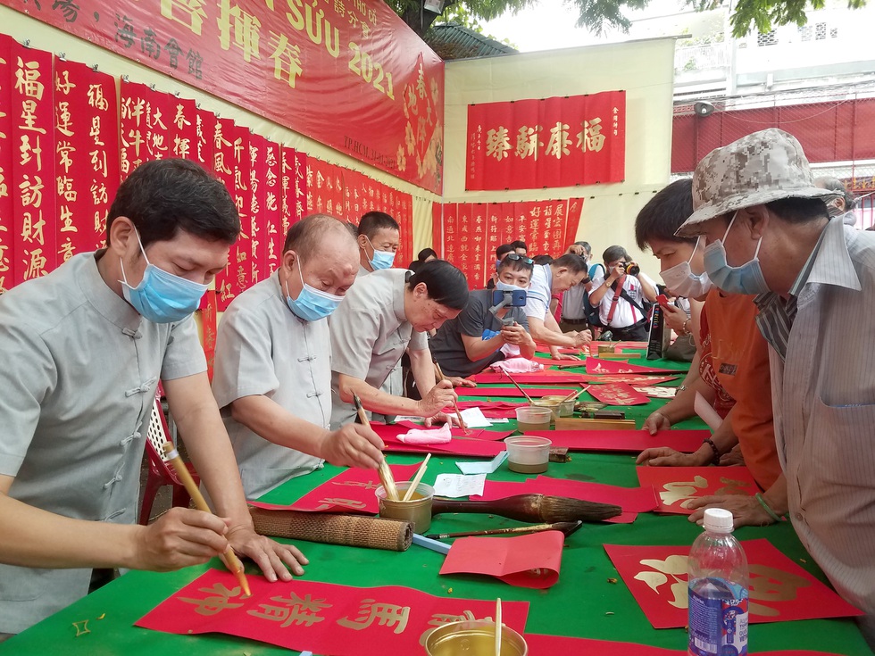 Thư pháp gia người Hoa cho chữ năm mới cầu mong dịch bệnh tiêu trừ - Ảnh 1. Thư pháp gia người Hoa cho chữ năm mới cầu mong dịch bệnh tiêu trừ - Ảnh 1.