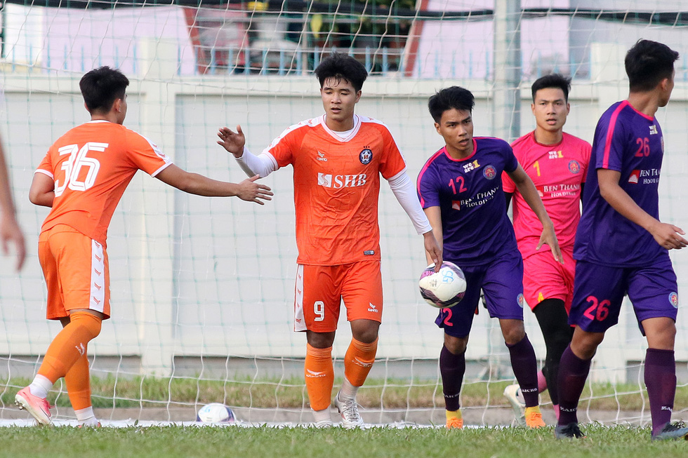 Được HLV Huỳnh Đức kèm chặt, Đức Chinh liền lập cú đúp bàn thắng - Ảnh 2.