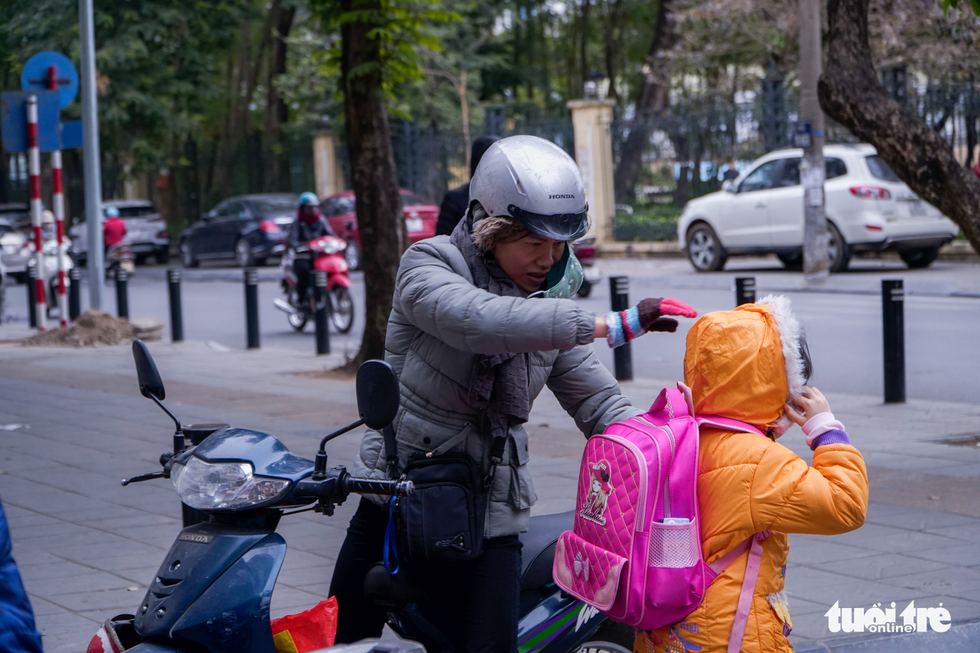 Rét 9 độ, người Hà Nội co ro đi học đi làm - Ảnh 4.