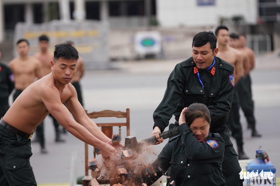 Mãn nhãn màn cảnh sát đặc nhiệm diễn tập bảo vệ Đại hội Đảng lần thứ XIII - Ảnh 1.