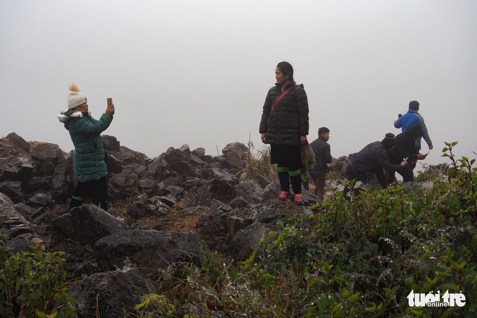 Tourists huddled up the top of O Quy Ho Pass to take frozen photos - Photo 7.