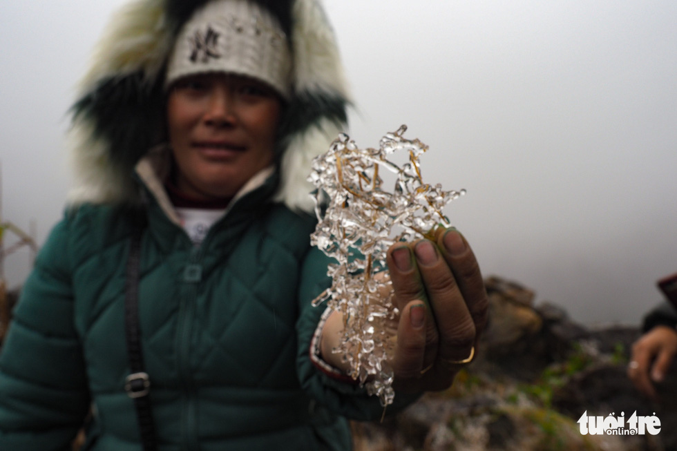 Tourists gather to the top of O Quy Ho Pass to take frozen photos - Photo 5.