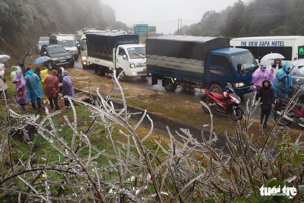 Tourists gather to the top of O Quy Ho Pass to take pictures of ice - Photo 6.