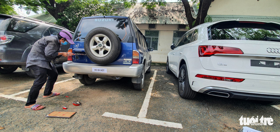 Ngày đầu nới lỏng giãn cách, xe hơi xếp hàng dài trăm mét chờ kiểm định