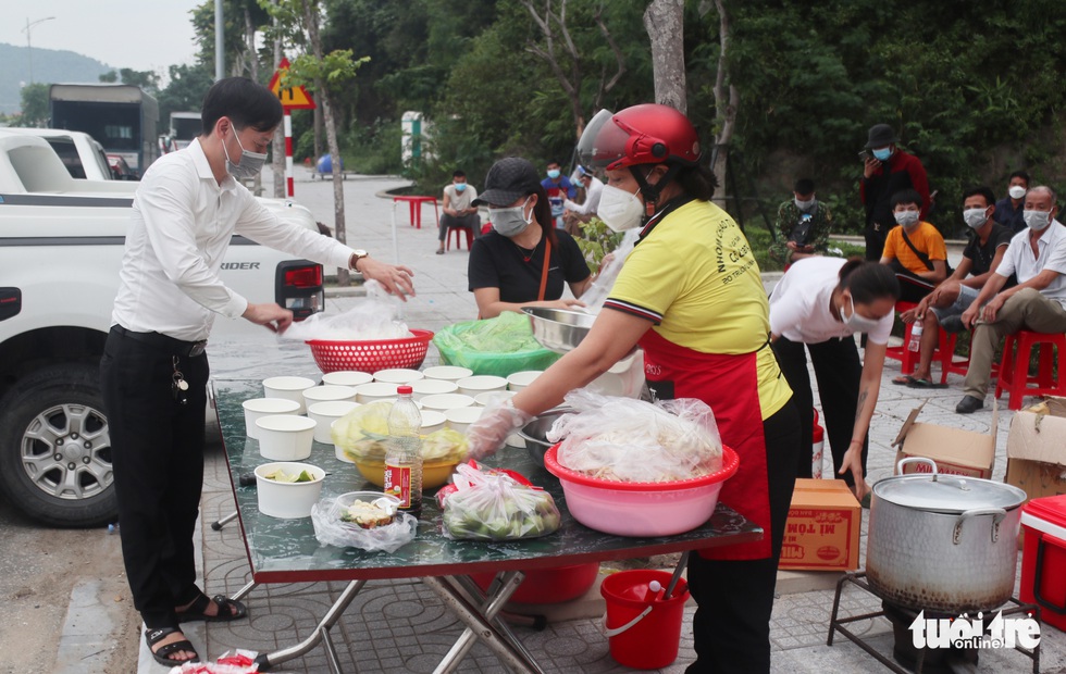 Đỏ lửa nấu mì gà, cháo gà nóng  mời bà con trên đường về quê - Ảnh 2.