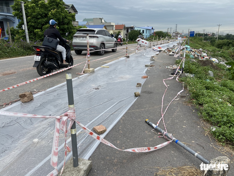 Cận cảnh đê hữu sông Đáy nứt toác, sụt lún đang có dấu hiệu lan rộng - Ảnh 6. Cận cảnh đê hữu sông Đáy nứt toác, sụt lún đang có dấu hiệu lan rộng - Ảnh 6.