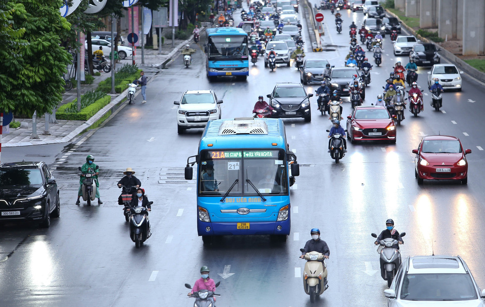 Hà Nội ngày đầu bình thường mới: Hàng quán nhộn nhịp, xe buýt vắng khách - Ảnh 7.