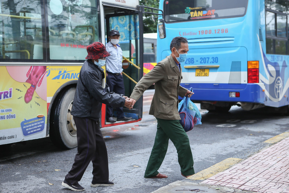 Hà Nội ngày đầu bình thường mới: Hàng quán nhộn nhịp, xe buýt vắng khách - Ảnh 9.