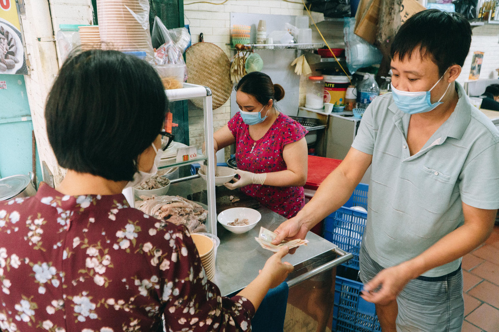 Hà Nội ngày đầu bình thường mới: Hàng quán nhộn nhịp, xe buýt vắng khách - Ảnh 1.