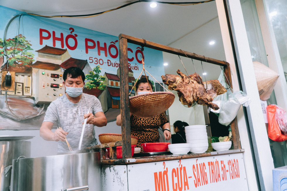 Hà Nội ngày đầu bình thường mới: Hàng quán nhộn nhịp, xe buýt vắng khách - Ảnh 3.