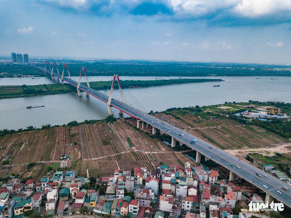 Thành phố trong thành phố’ ở Hà Nội: Chọn phía Bắc hay phía Tây để tự sống, hút đầu tư? - Ảnh 1.