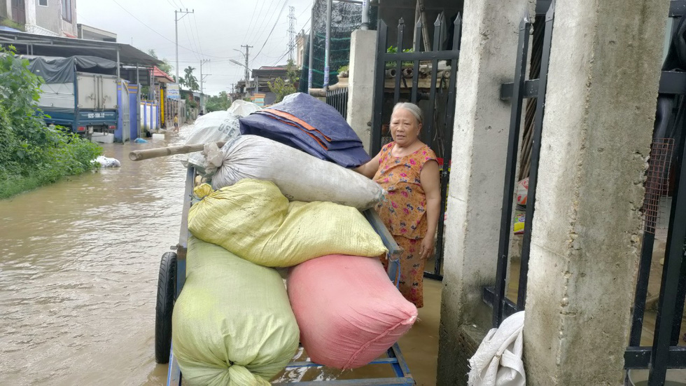 Nước sông dâng nhanh, người dân ở Quảng Nam tất bật chạy tránh lũ - Ảnh 12.