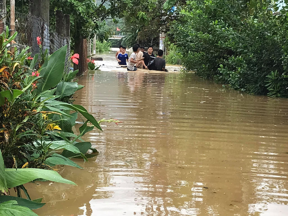 Nước sông dâng nhanh, người dân ở Quảng Nam tất bật chạy tránh lũ - Ảnh 7.