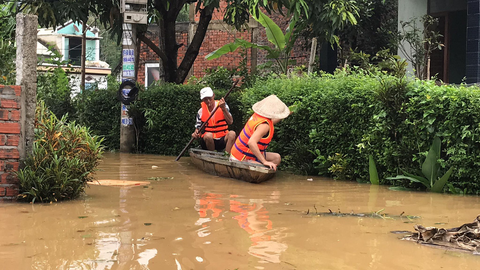 Nước sông dâng nhanh, người dân ở Quảng Nam tất bật chạy tránh lũ - Ảnh 3.