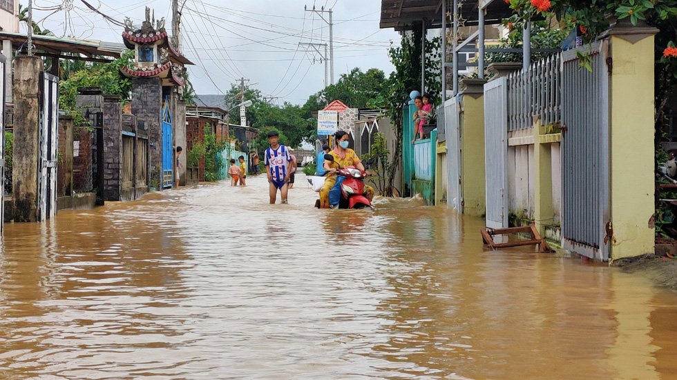 Nước sông dâng nhanh, người dân ở Quảng Nam tất bật chạy tránh lũ - Ảnh 9.