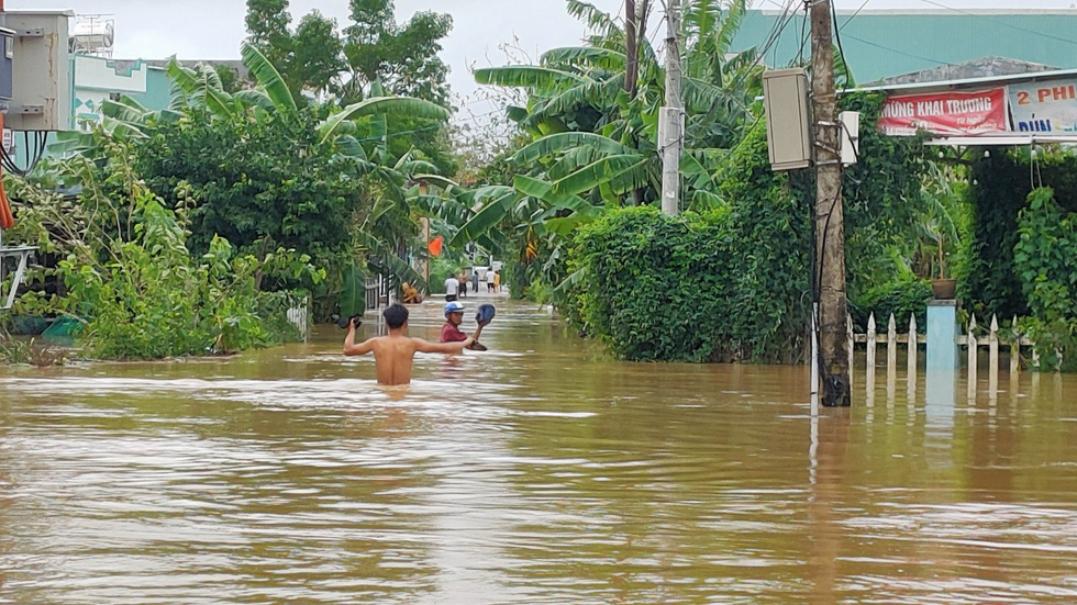 Nước sông dâng nhanh, người dân ở Quảng Nam tất bật chạy tránh lũ - Ảnh 11.