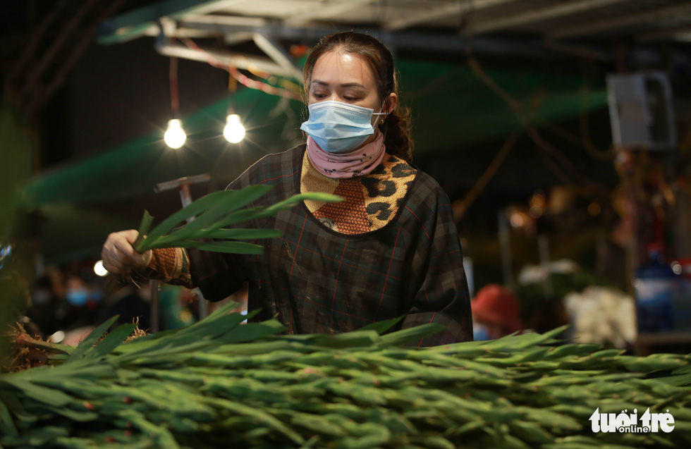 Hà Nội ‘không ngủ’, chị em rủ nhau đi chợ hoa đón 20-10 sớm - Ảnh 5.