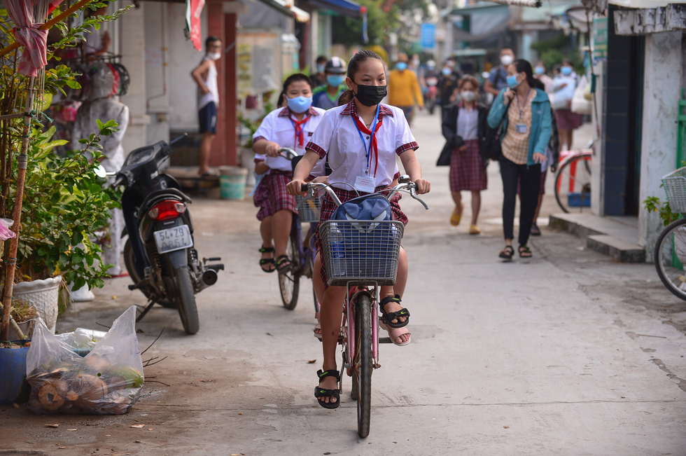 Hôm nay đi học lại thì phải ngoan nha, trưa bà qua trường đón về - Ảnh 2.