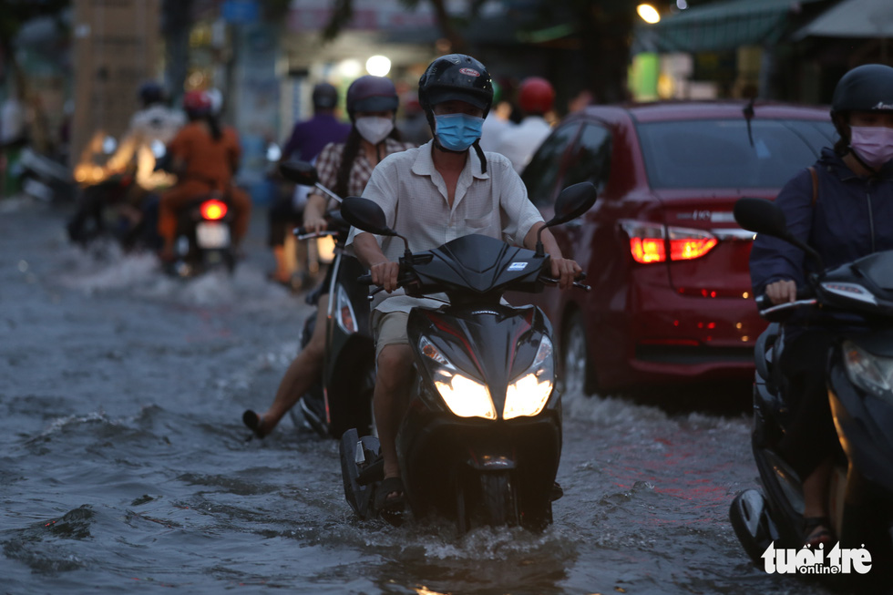 TP.HCM vào mùa triều cường, trở lại với bình thường lội nước - Ảnh 5.