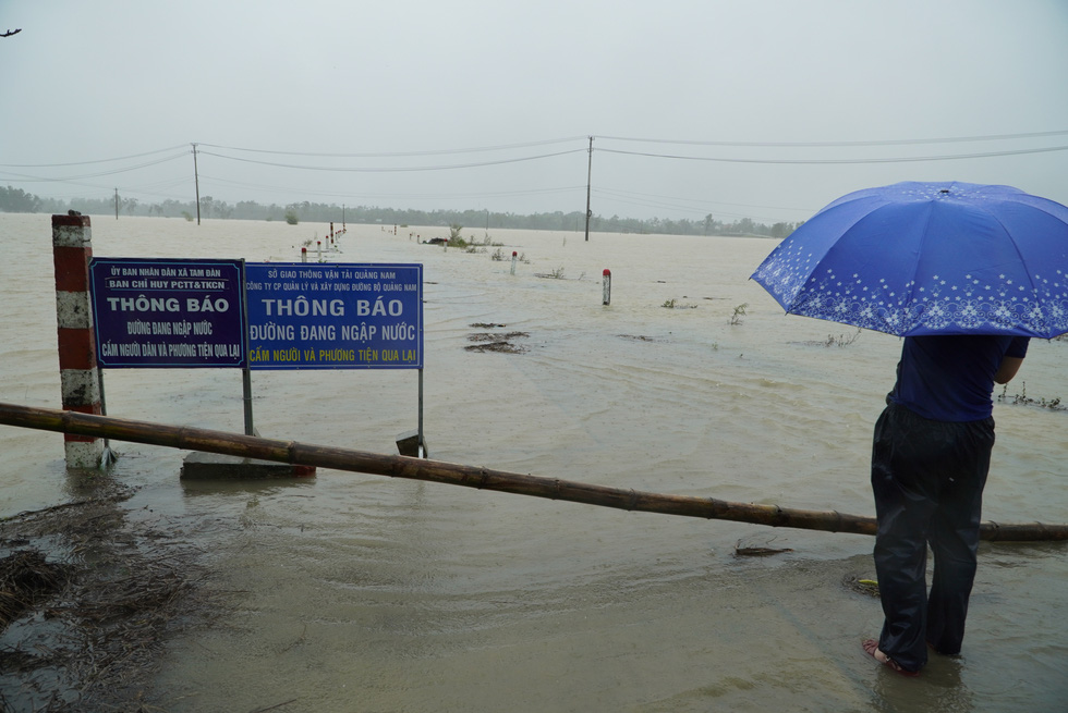 Mưa lớn, nước tràn ngập quốc lộ 1, dân Quảng Nam hối hả sơ tán - Ảnh 10.