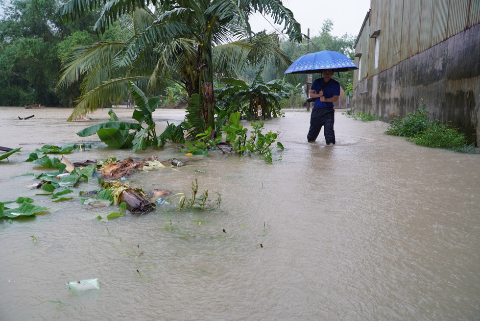 Mưa lớn, nước tràn ngập quốc lộ 1, dân Quảng Nam hối hả sơ tán - Ảnh 11.