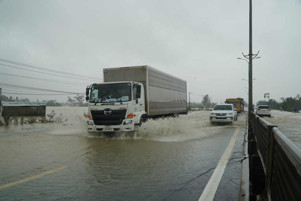 Mưa lớn, nước tràn ngập quốc lộ 1, dân Quảng Nam hối hả sơ tán - Ảnh 4.