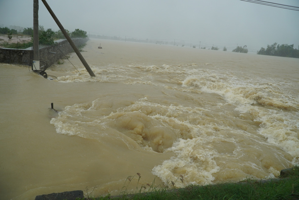 Mưa lớn, nước tràn ngập quốc lộ 1, dân Quảng Nam hối hả sơ tán - Ảnh 15.