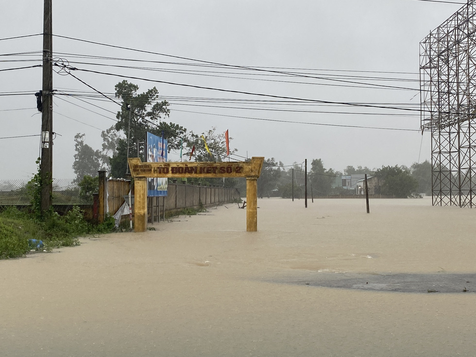 Mưa lớn, nước tràn ngập quốc lộ 1, dân Quảng Nam hối hả sơ tán - Ảnh 12.