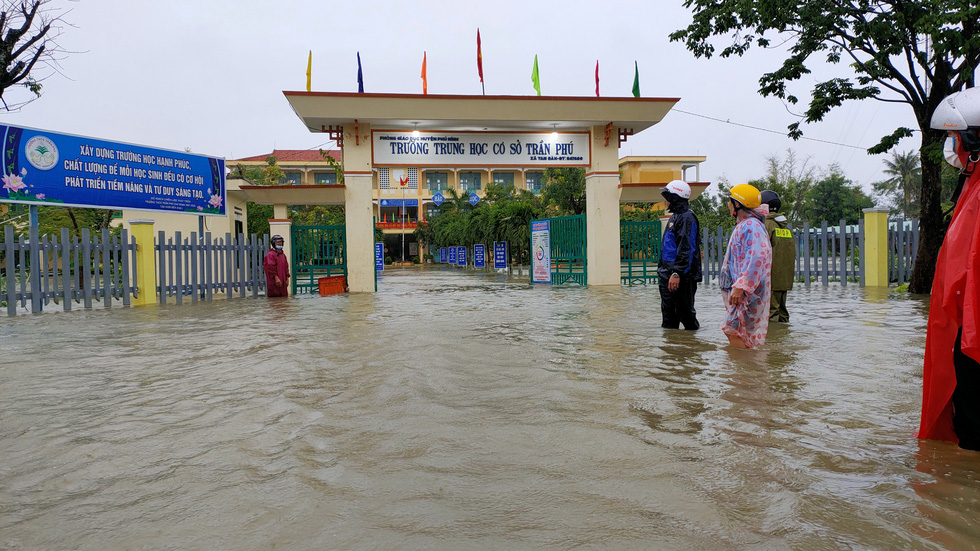 Mưa lớn, nước tràn ngập quốc lộ 1, dân Quảng Nam hối hả sơ tán - Ảnh 14.