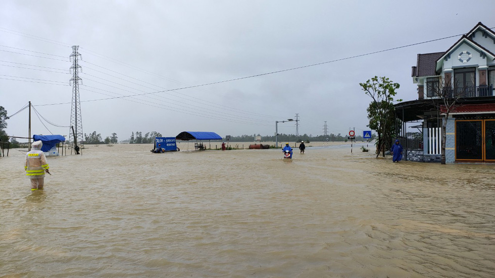 Mưa lớn, nước tràn ngập quốc lộ 1, dân Quảng Nam hối hả sơ tán - Ảnh 6.