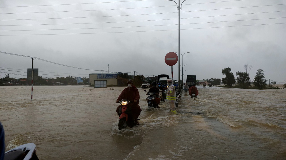 Mưa lớn, nước tràn ngập quốc lộ 1, dân Quảng Nam hối hả sơ tán - Ảnh 7.