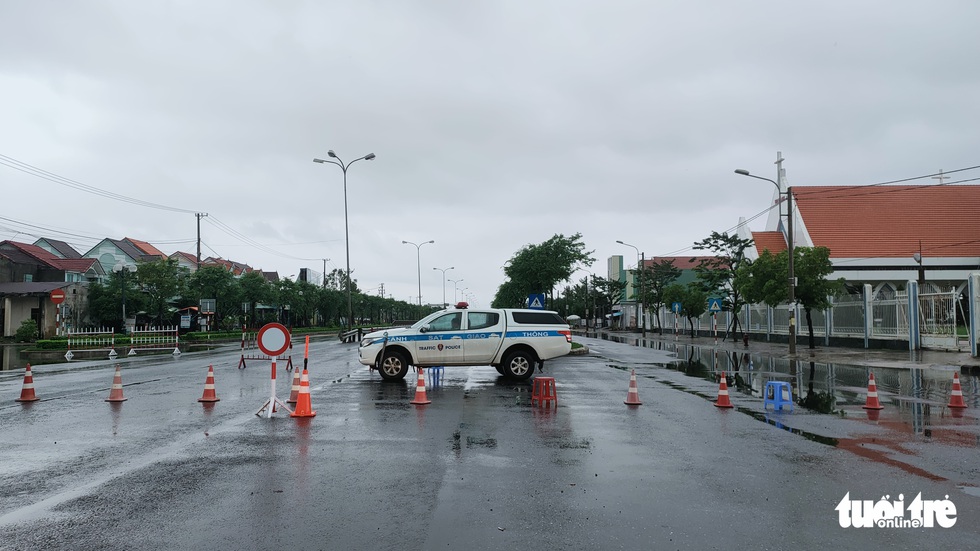 Tam Kỳ ngập lũ nặng, quốc lộ 1 tạm dừng xe qua lại - Ảnh 5. Tam Kỳ ngập lũ nặng, quốc lộ 1 tạm dừng xe qua lại - Ảnh 5.