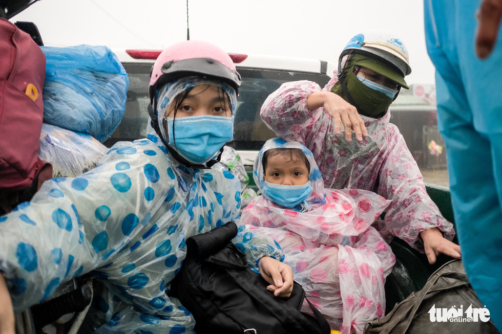 Hành trình về nhà của những đứa trẻ giữa mưa gió miền Trung - Ảnh 5.