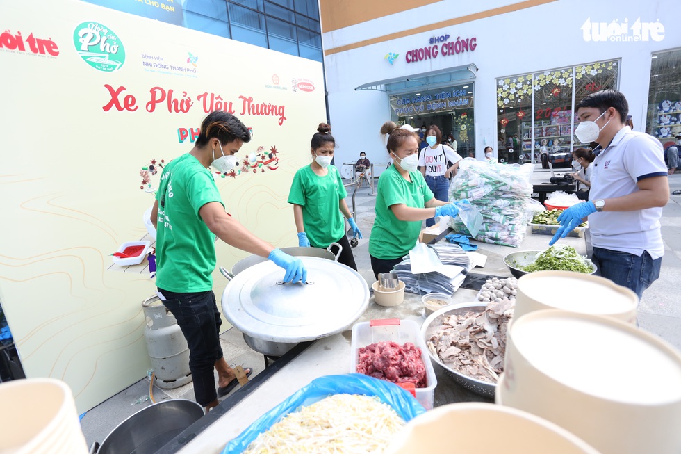 ‘Xe phở yêu thương’ đến với bệnh nhi: Phở ngon quá mẹ ơi - Ảnh 12. ‘Xe phở yêu thương’ đến với bệnh nhi: Phở ngon quá mẹ ơi - Ảnh 12.