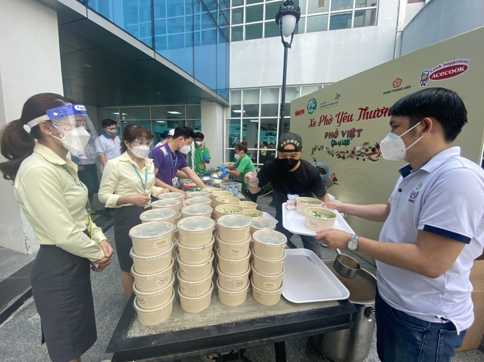 ‘Xe phở yêu thương’ đến với bệnh nhi: Phở ngon quá mẹ ơi - Ảnh 14. ‘Xe phở yêu thương’ đến với bệnh nhi: Phở ngon quá mẹ ơi - Ảnh 14.