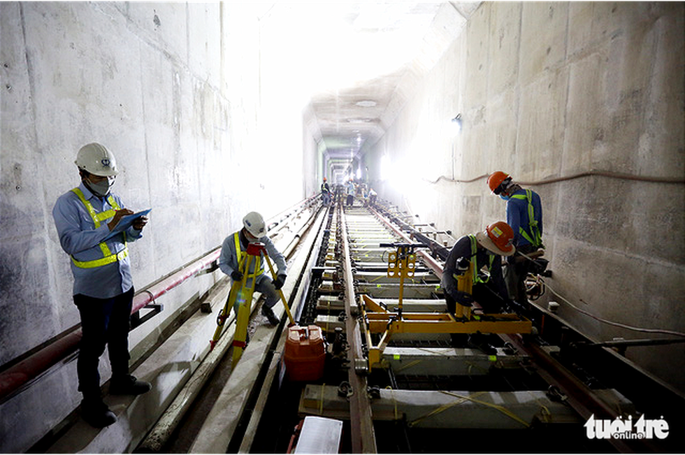 Cận cảnh lắp đặt những đoạn đường ray cuối cùng tuyến metro Bến Thành - Suối Tiên - Ảnh 5.