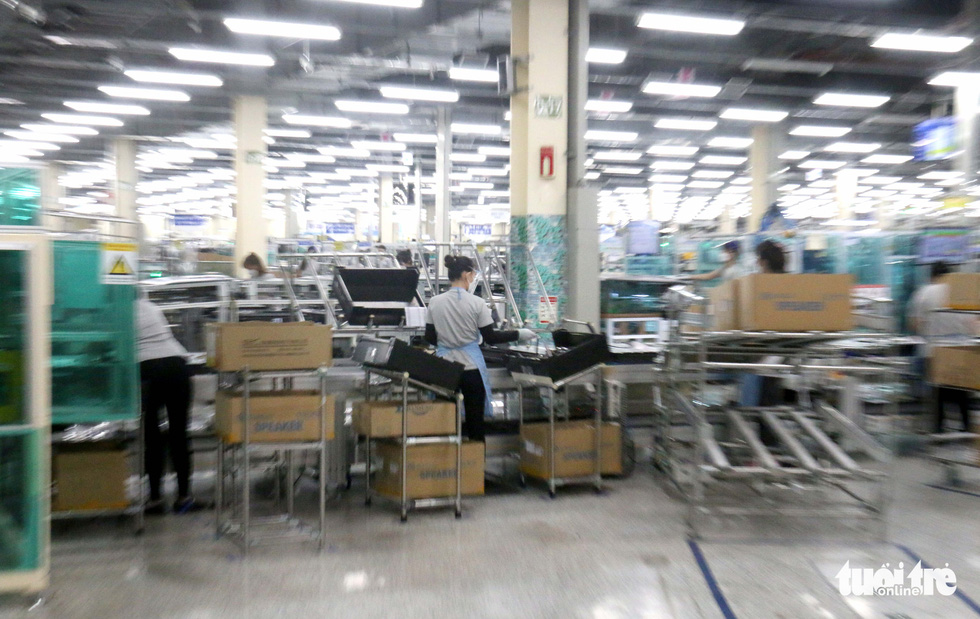 Tất bật sản xuất thời ‘bình thường mới’ trong nhà máy ở TP.HCM - Ảnh 2.