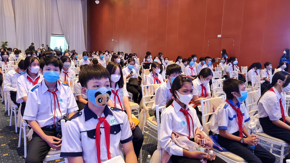 302 suất học bổng Tiếp sức đến trường trao tặng học sinh, tân sinh viên Phú Yên - Ảnh 3.