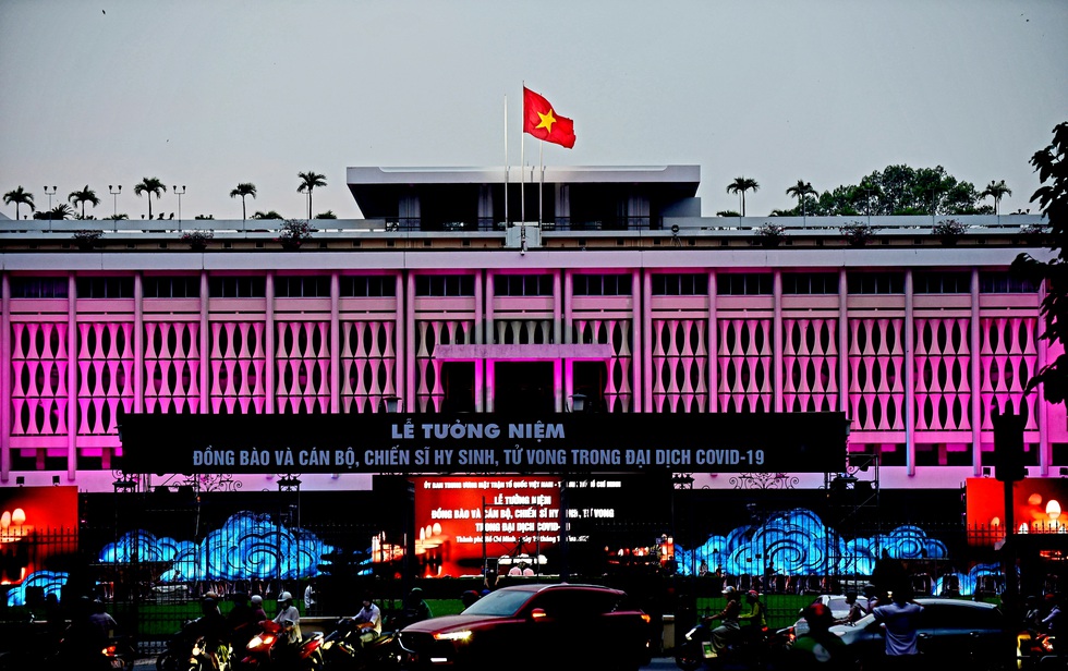 Đêm tưởng niệm đồng bào tử vong và cán bộ, chiến sĩ hy sinh trong dịch COVID-19 - Ảnh 1. Đêm tưởng niệm đồng bào tử vong và cán bộ, chiến sĩ hy sinh trong dịch COVID-19 - Ảnh 1.