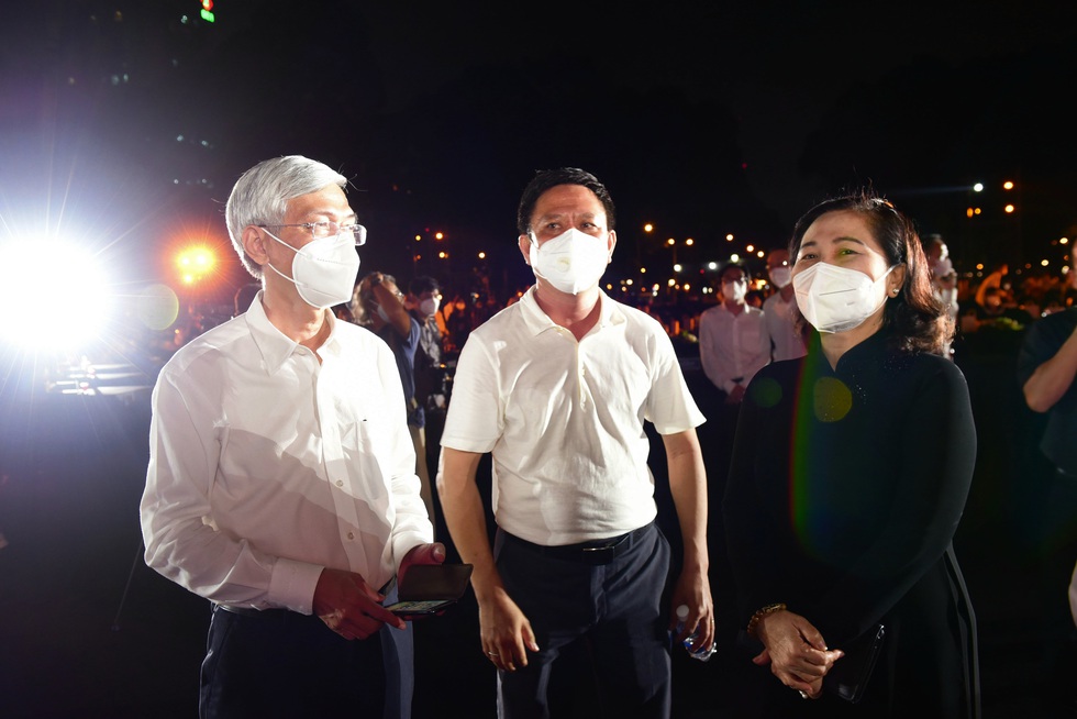 Đêm tưởng niệm đồng bào tử vong và cán bộ, chiến sĩ hy sinh trong dịch COVID-19 - Ảnh 2. Đêm tưởng niệm đồng bào tử vong và cán bộ, chiến sĩ hy sinh trong dịch COVID-19 - Ảnh 2.