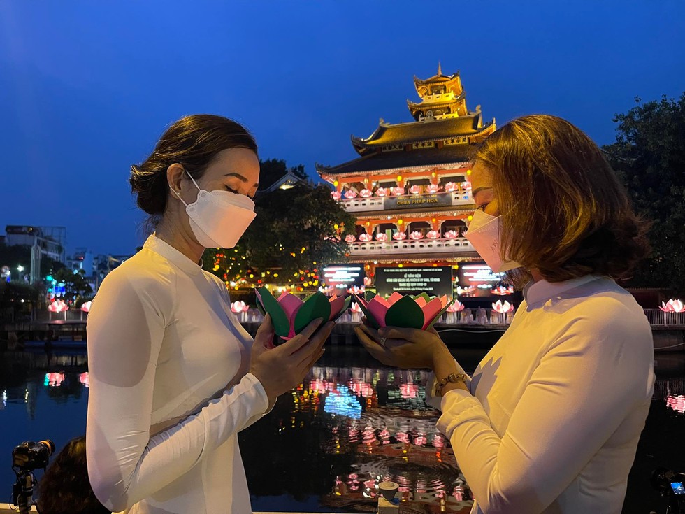 Đêm tưởng niệm đồng bào tử vong và cán bộ, chiến sĩ hy sinh trong dịch COVID-19 - Ảnh 3. Đêm tưởng niệm đồng bào tử vong và cán bộ, chiến sĩ hy sinh trong dịch COVID-19 - Ảnh 3.