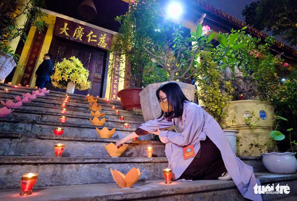Đêm tưởng niệm đồng bào tử vong và cán bộ, chiến sĩ hy sinh trong dịch COVID-19 - Ảnh 6. Đêm tưởng niệm đồng bào tử vong và cán bộ, chiến sĩ hy sinh trong dịch COVID-19 - Ảnh 6.