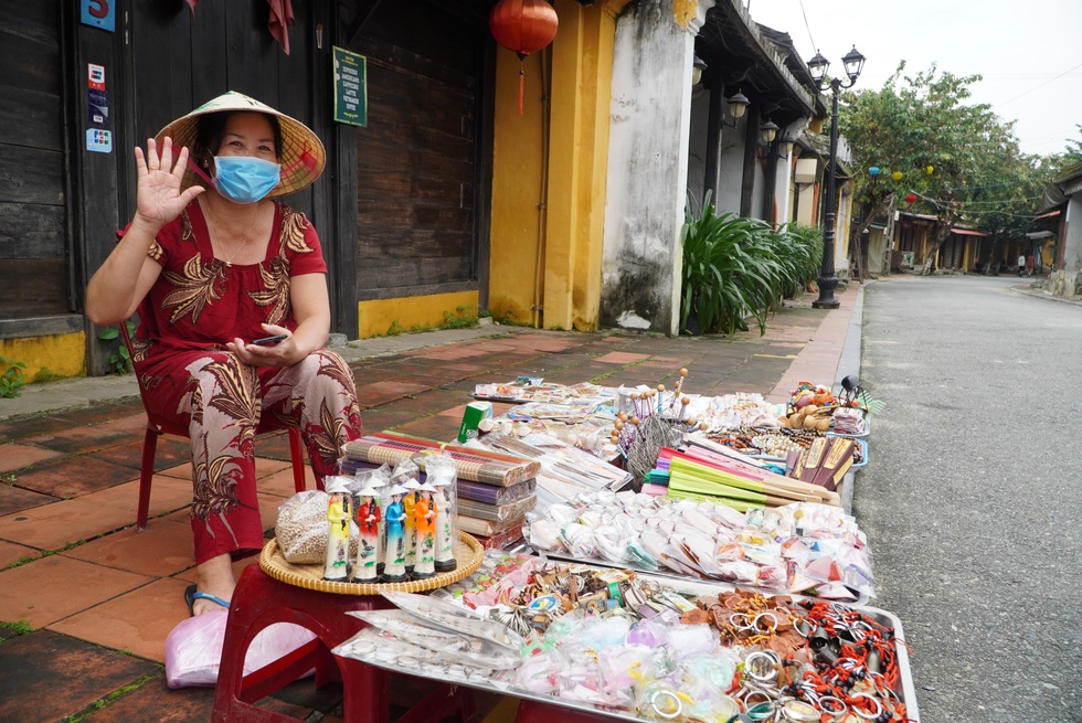 Du khách quốc tế ngồi xích lô, thả bước dạo phố cổ Hội An - Ảnh 16. Du khách quốc tế ngồi xích lô, thả bước dạo phố cổ Hội An - Ảnh 16.